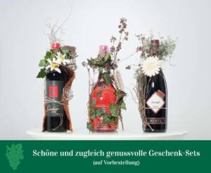 Weinflaschen mit Blumen dekoriert